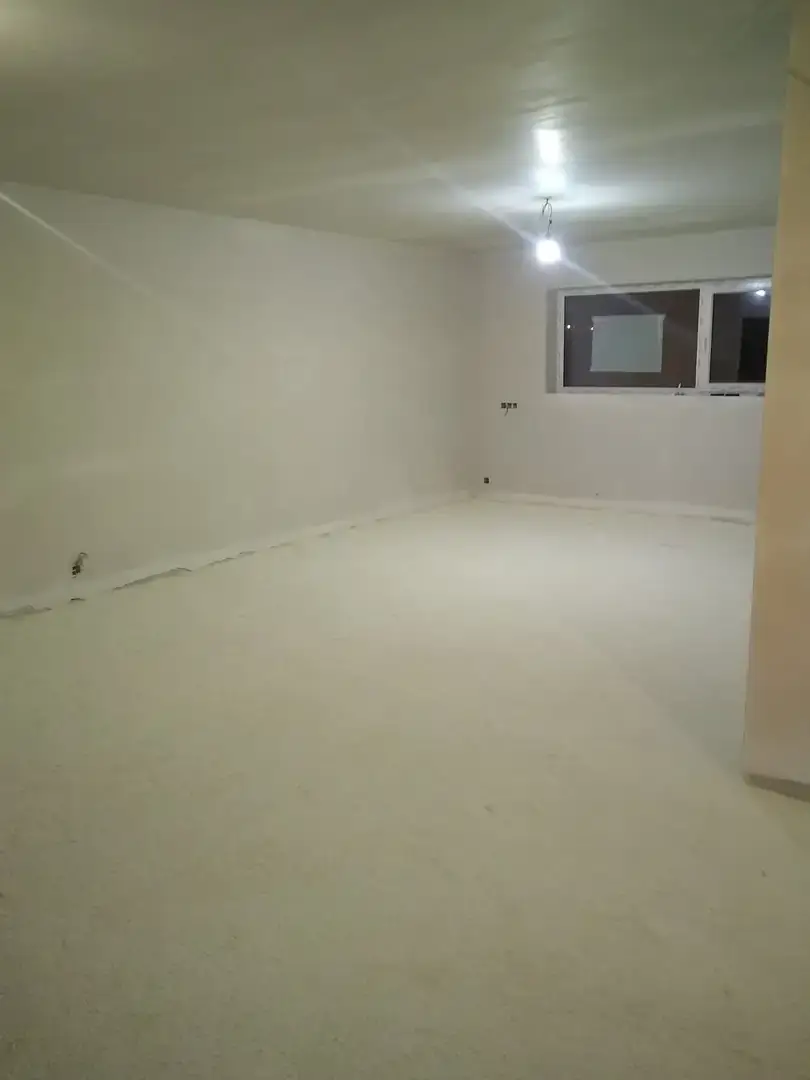Pièce avec fenêtre et plafond posé