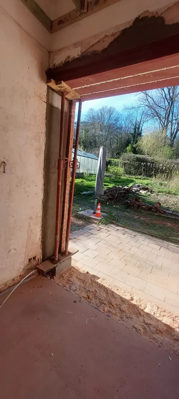 Vue à travers l'ouverture créée dans le mur
