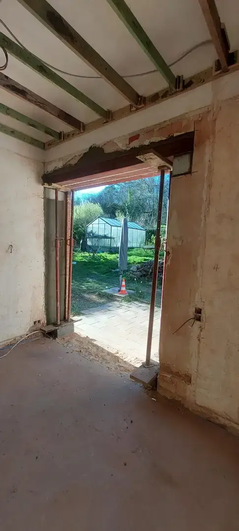 Ouverture avec poutre métallique et jardin à l'arrière
