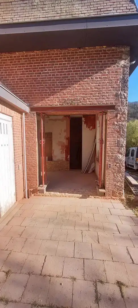 Ouverture dans le mur en briques avec linteau