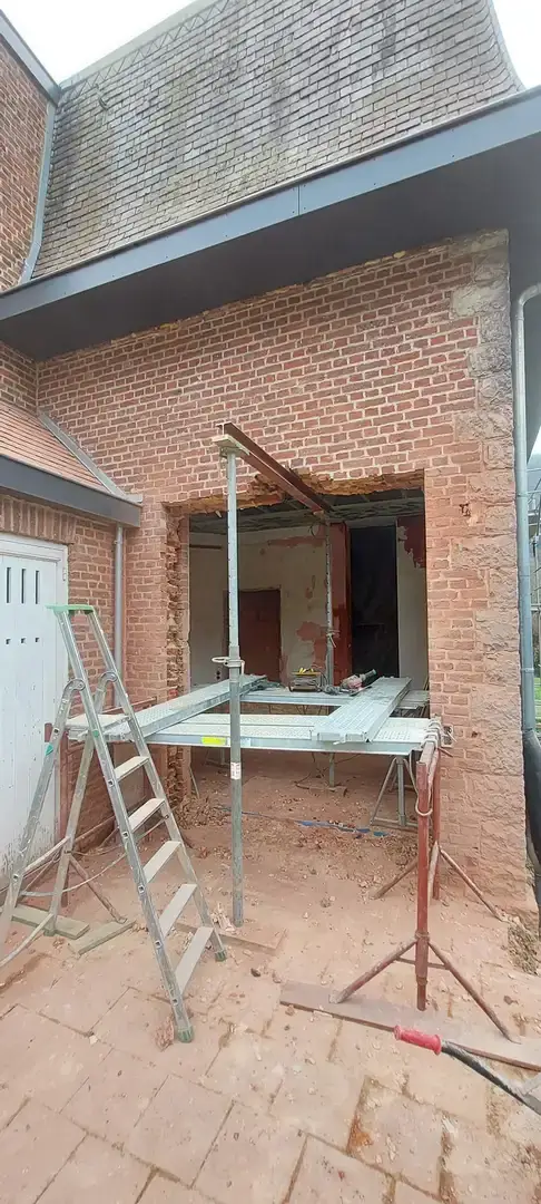 Ouverture dans la façade avec étais et échelle