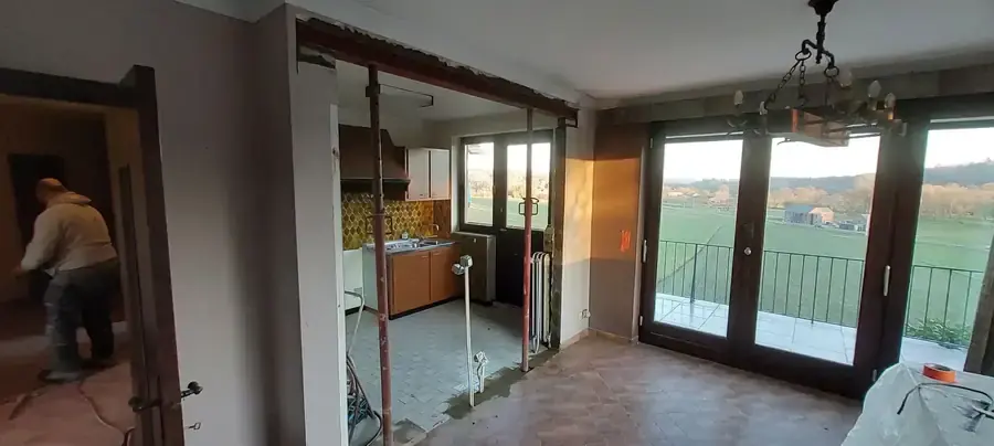 Séjour ouvert vers la cuisine avec portes-fenêtres