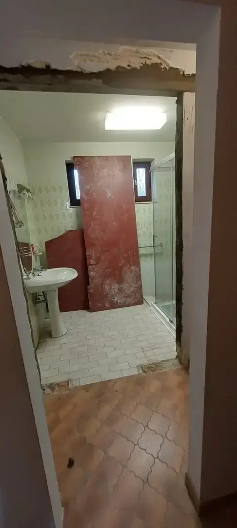 Ouverture dans un mur vers la salle de bain