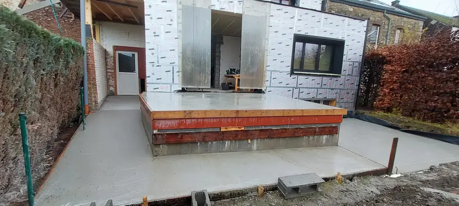 Dalle de terrasse neuve devant la façade isolée