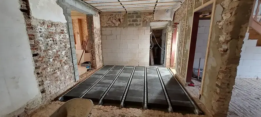 Pièce en rénovation avec chauffage au sol posé
