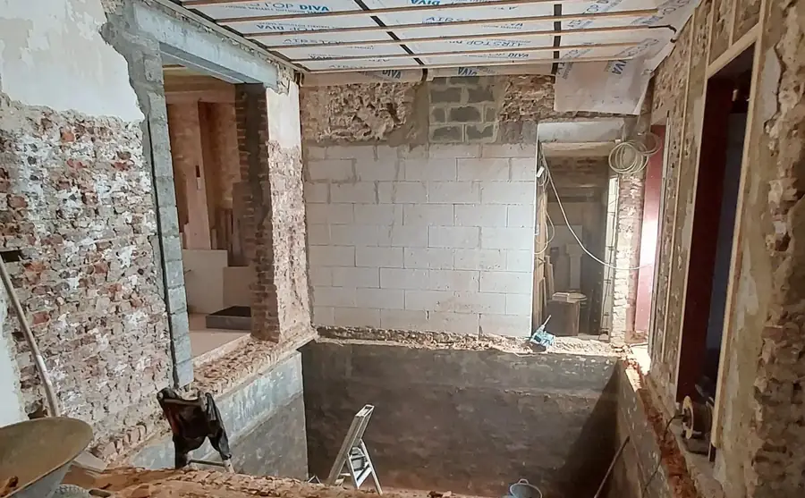 Pièce en rénovation avec fosse dans le sol