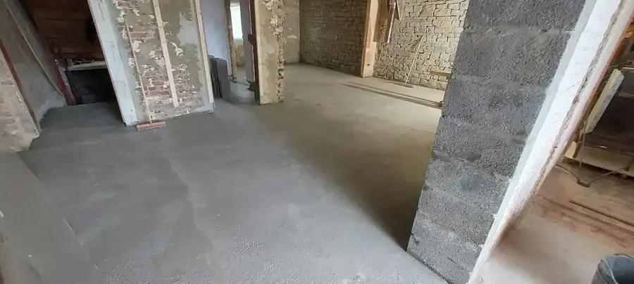 Sol de chape dans une pièce en rénovation
