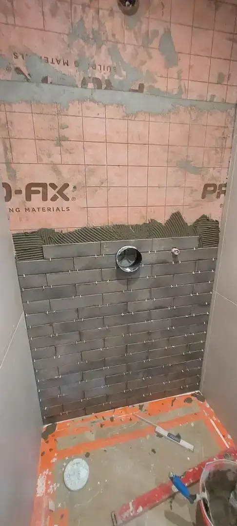 Pose du carrelage de la douche sur membrane d'étanchéité