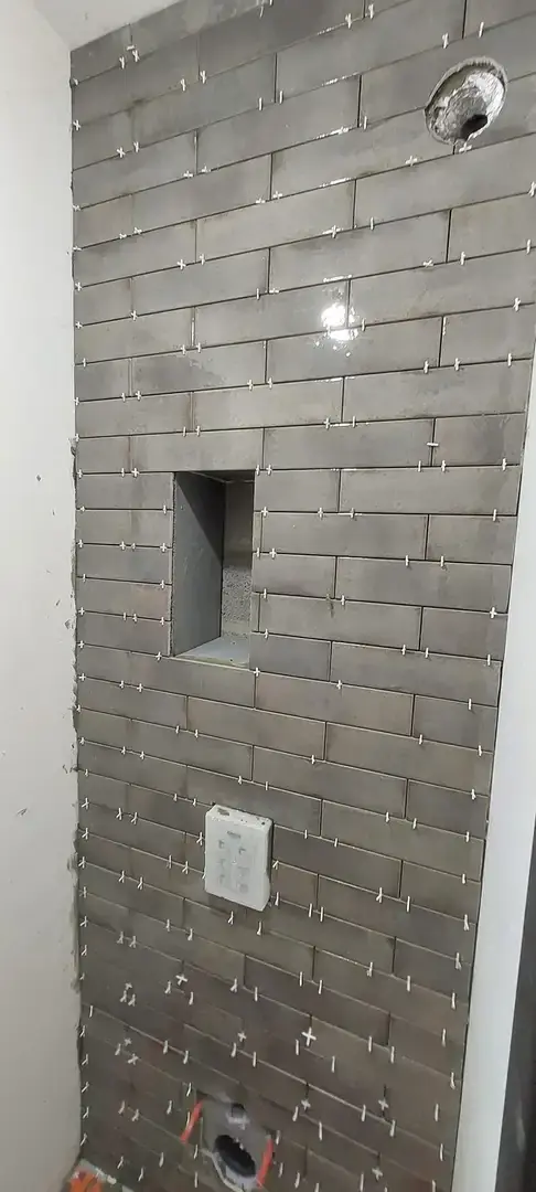 Mur de douche carrelé avec niche