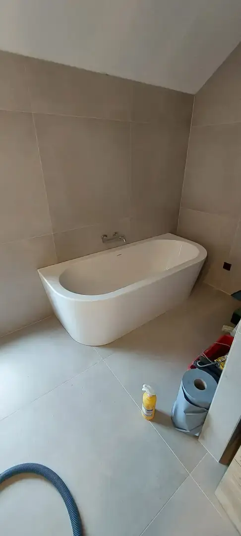 Baignoire îlot sous un plafond incliné