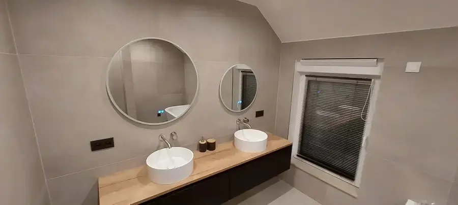 Meuble vasque en bois et miroirs ronds