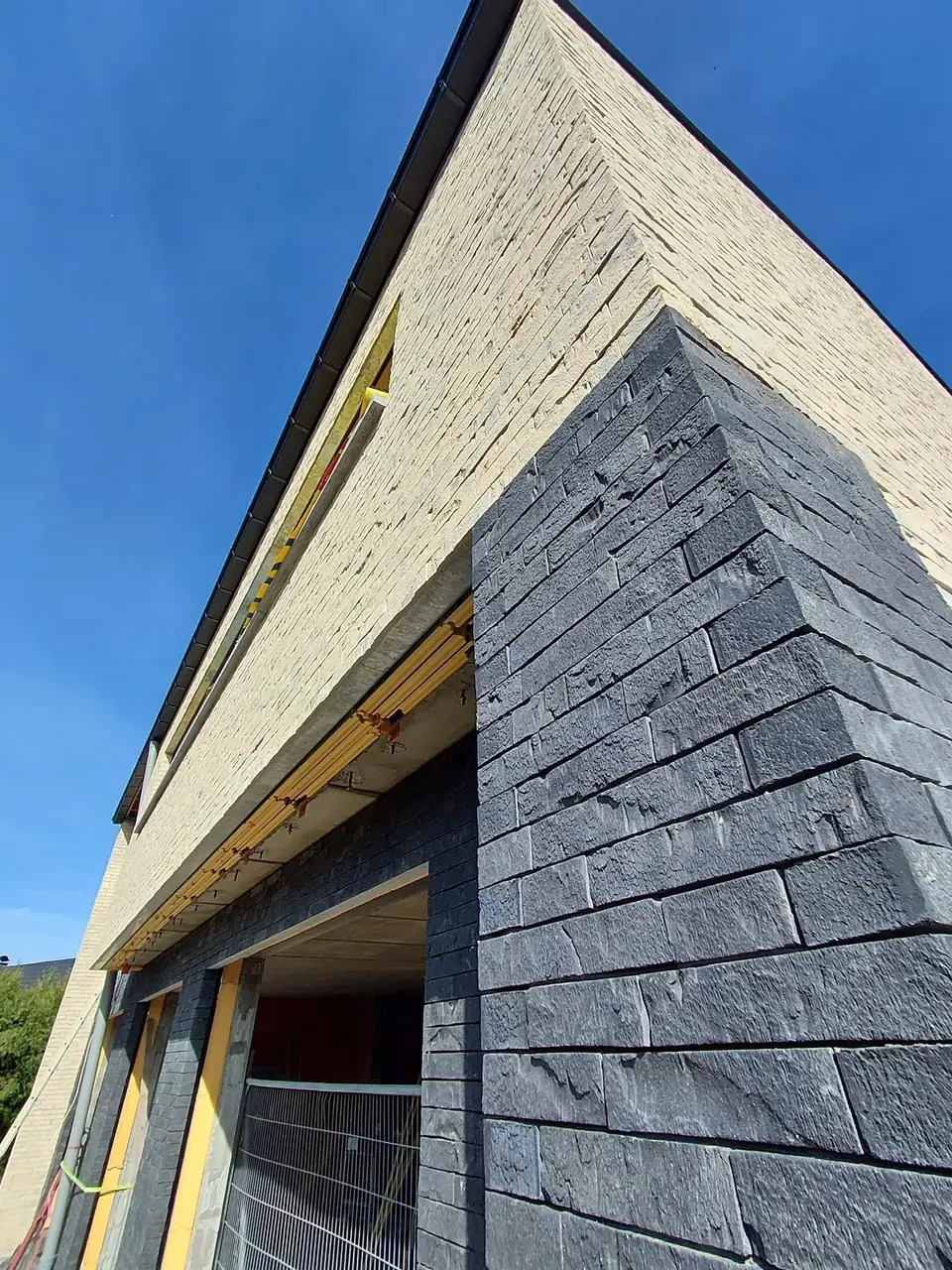 Angle de façade en briques beige et briques noires
