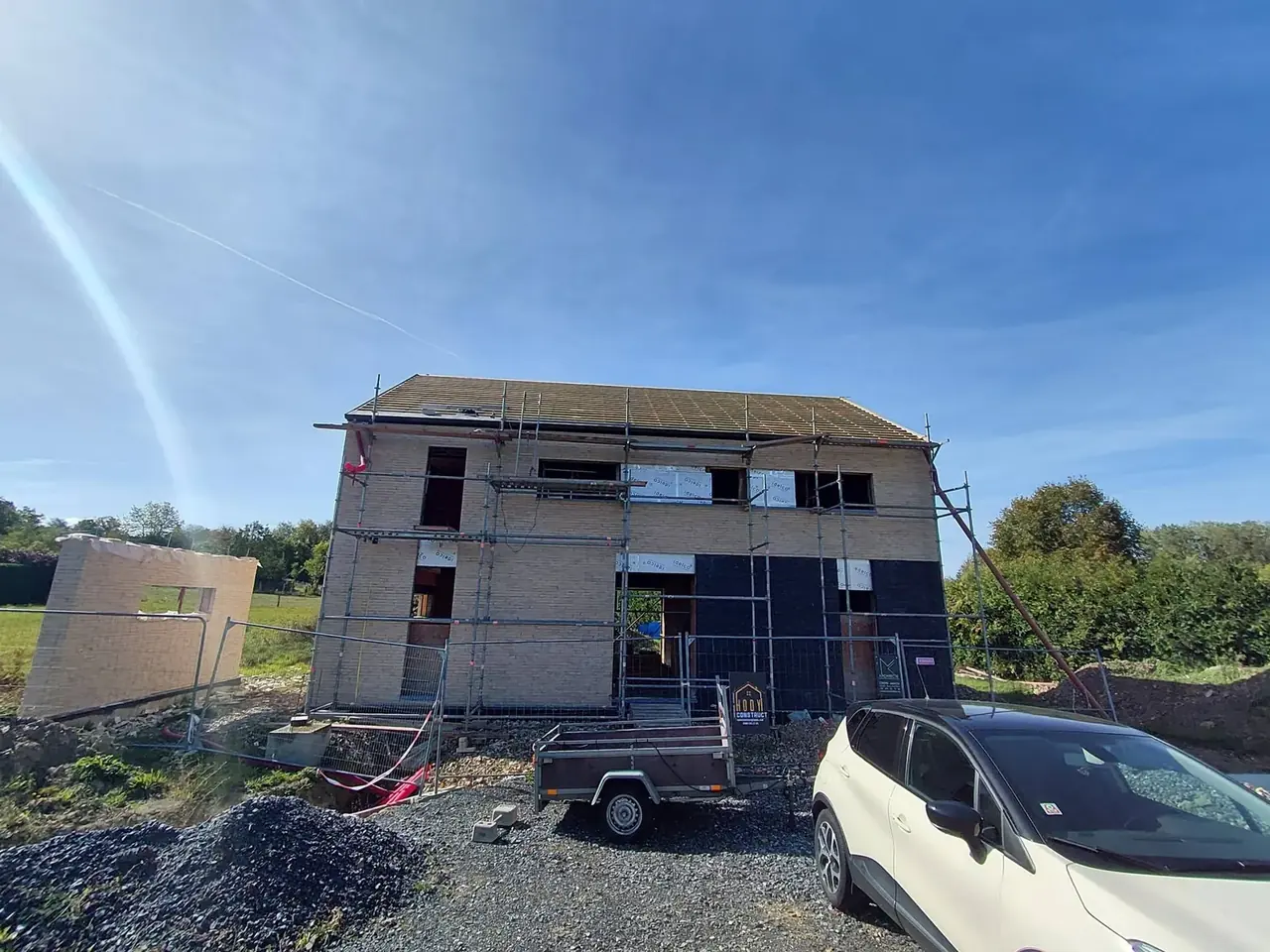 Maison en cours de briquetage avec échafaudage