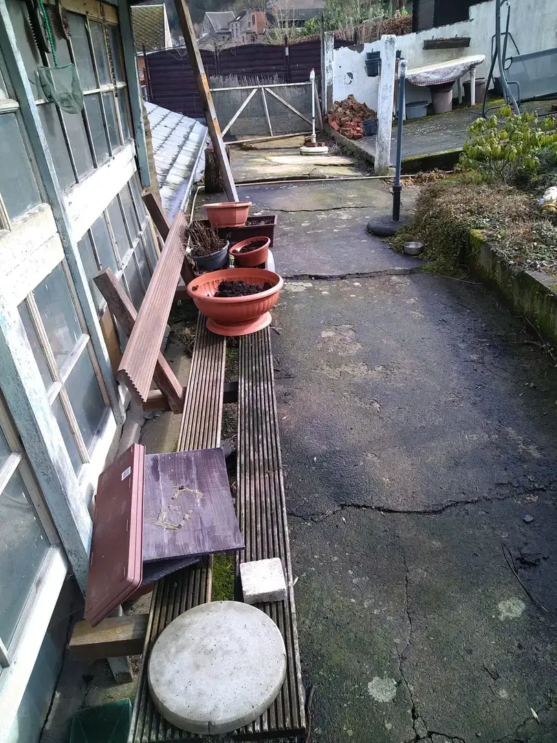 Ancienne terrasse longeant une véranda avant les travaux