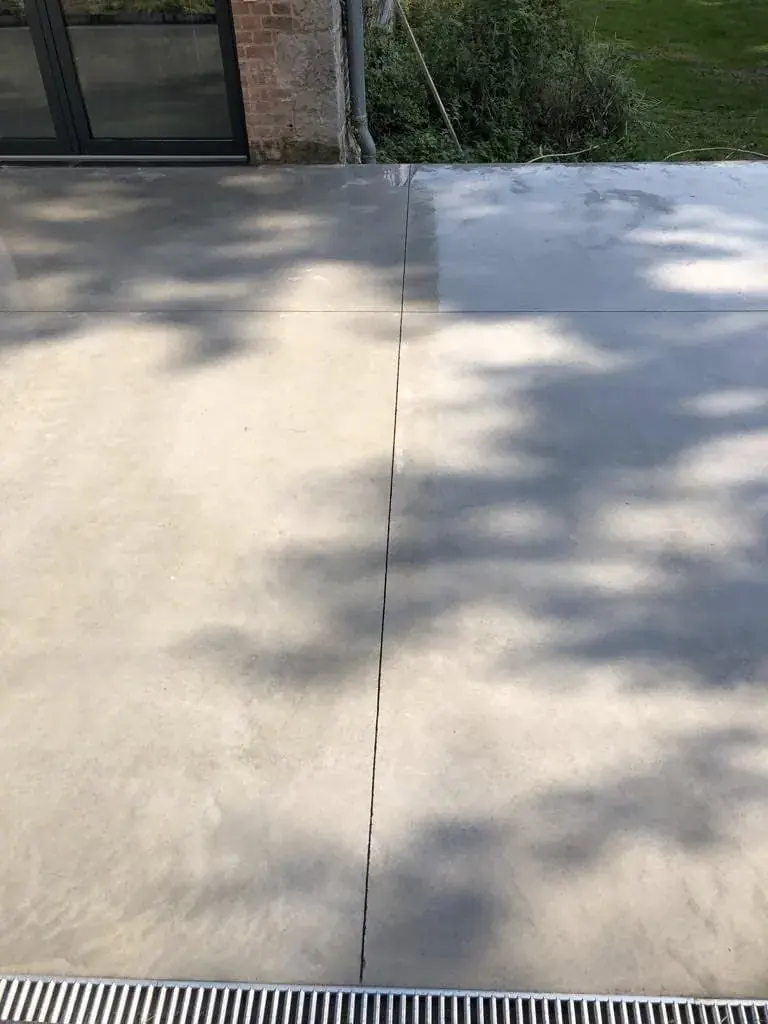 Terrasse en béton avec joint et caniveau