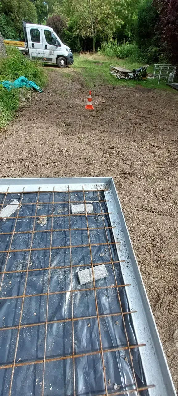 Armatures et coffrage métallique de la terrasse, camionnette au fond