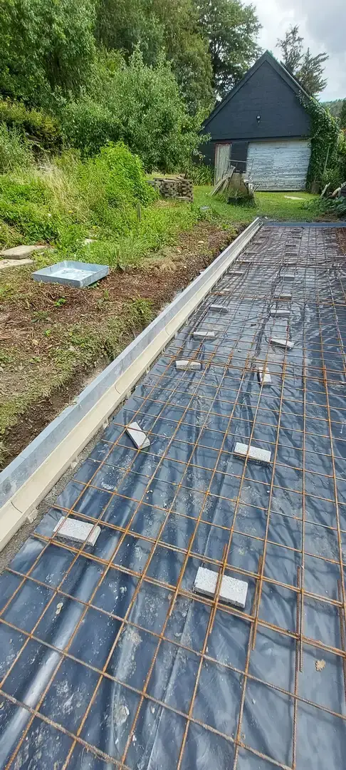Armatures de la terrasse et caniveau, abri de jardin à l'arrière