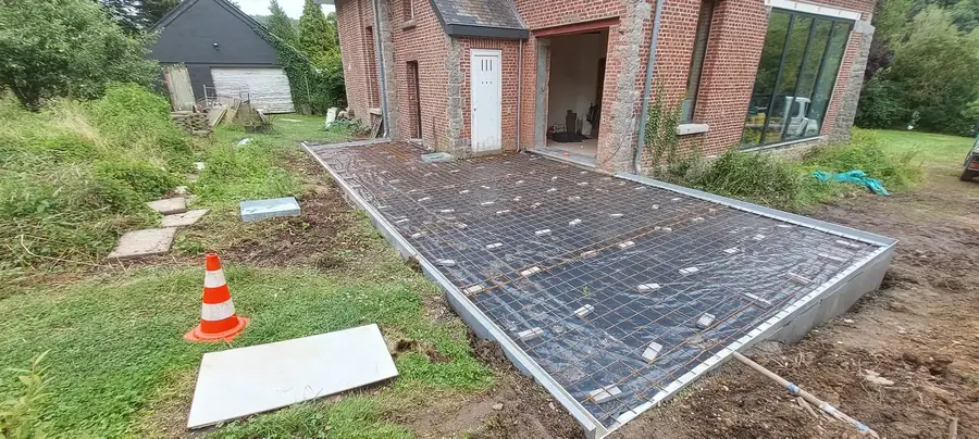 Armatures de terrasse devant la maison