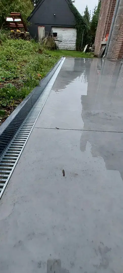 Terrasse en béton lissé avec caniveau, mouillée