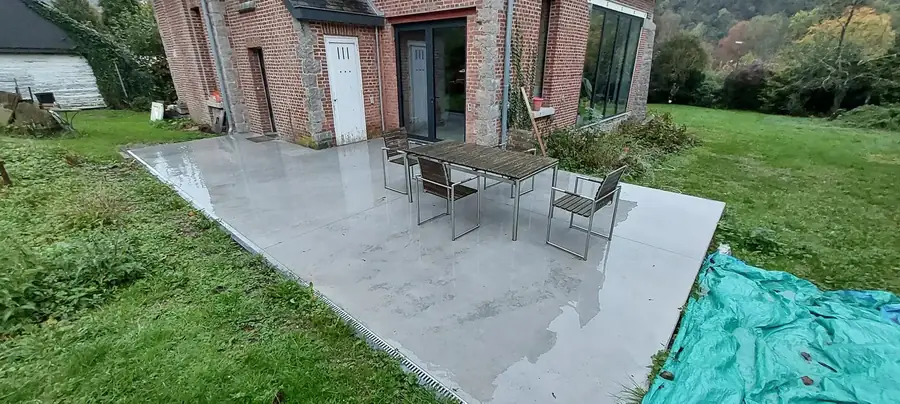 Terrasse terminée avec table et chaises