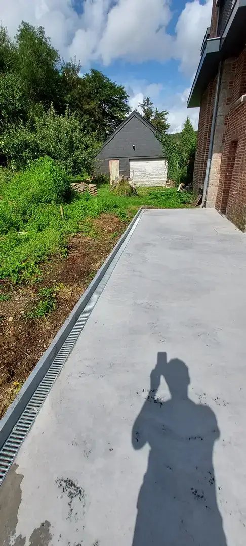 Terrasse en béton avec caniveau, ombre du photographe