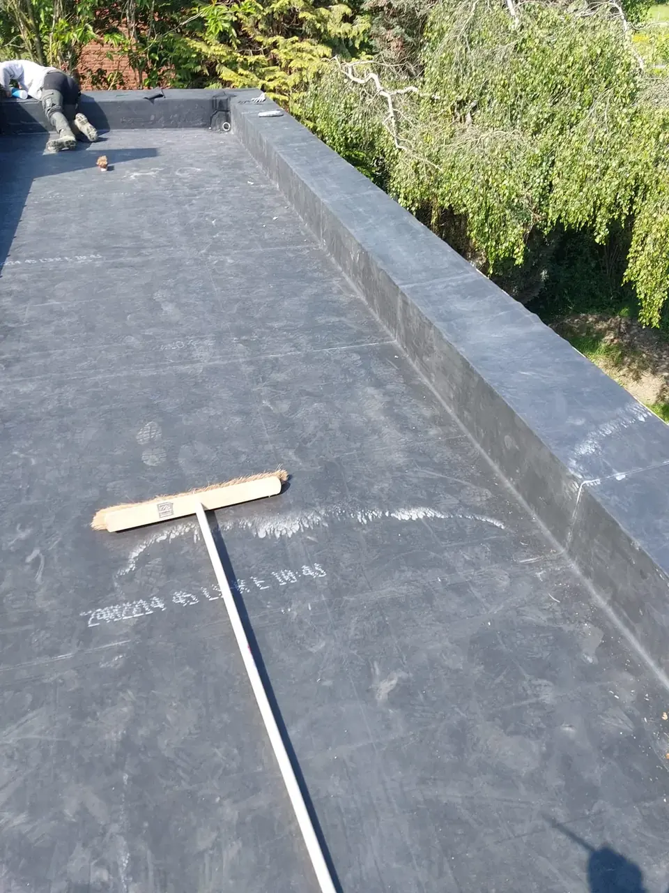 Toiture plate terminée avec membrane EPDM et relevés