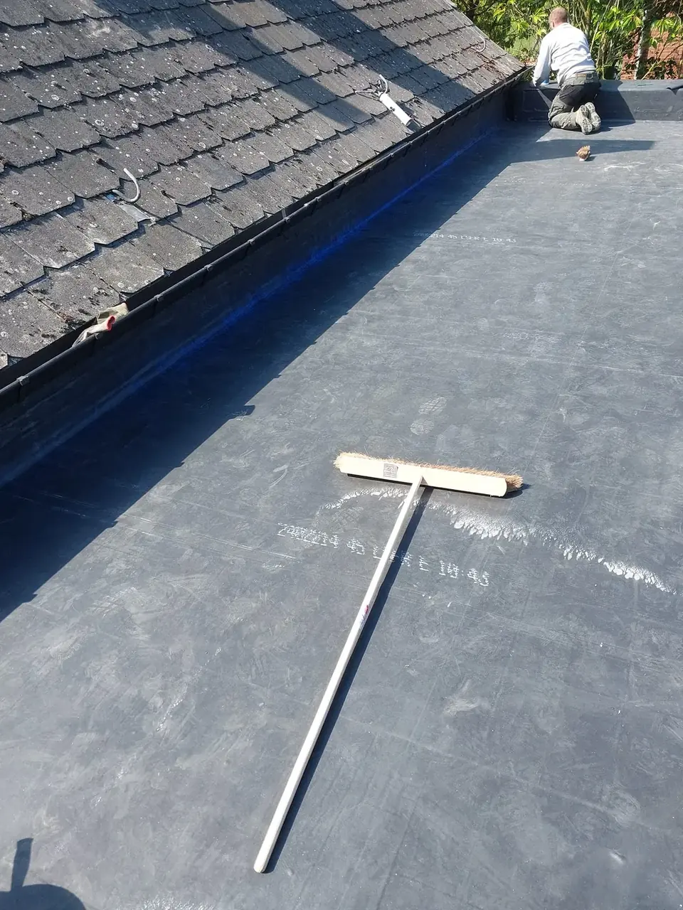 Membrane EPDM en bord de toiture en ardoises