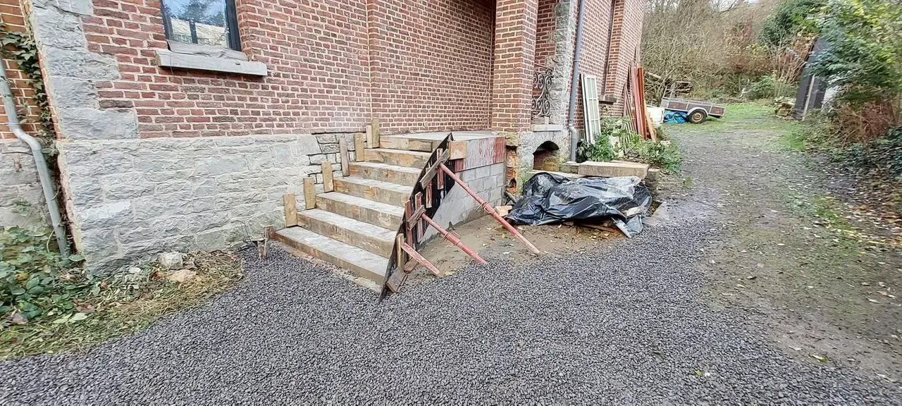 Escalier de pierre et chemin de gravier le long de la maison