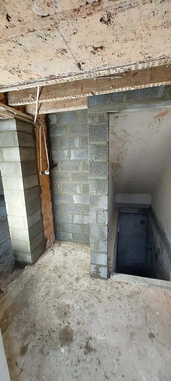 Mur de blocs et escalier de cave en cours de création