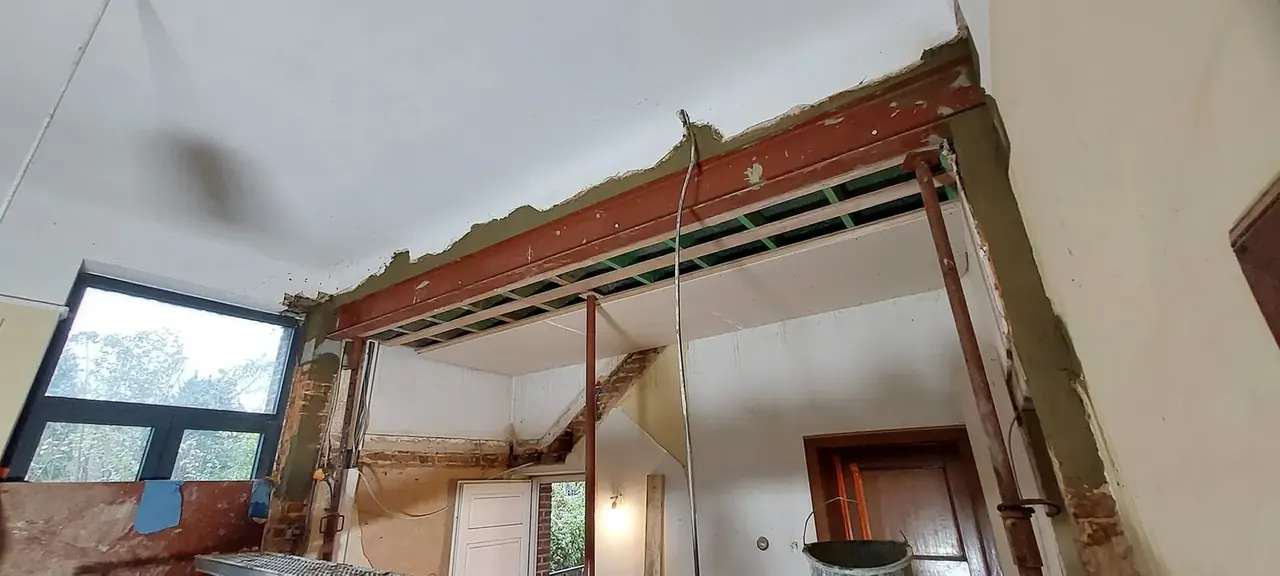Poutre métallique posée dans une ouverture de plafond