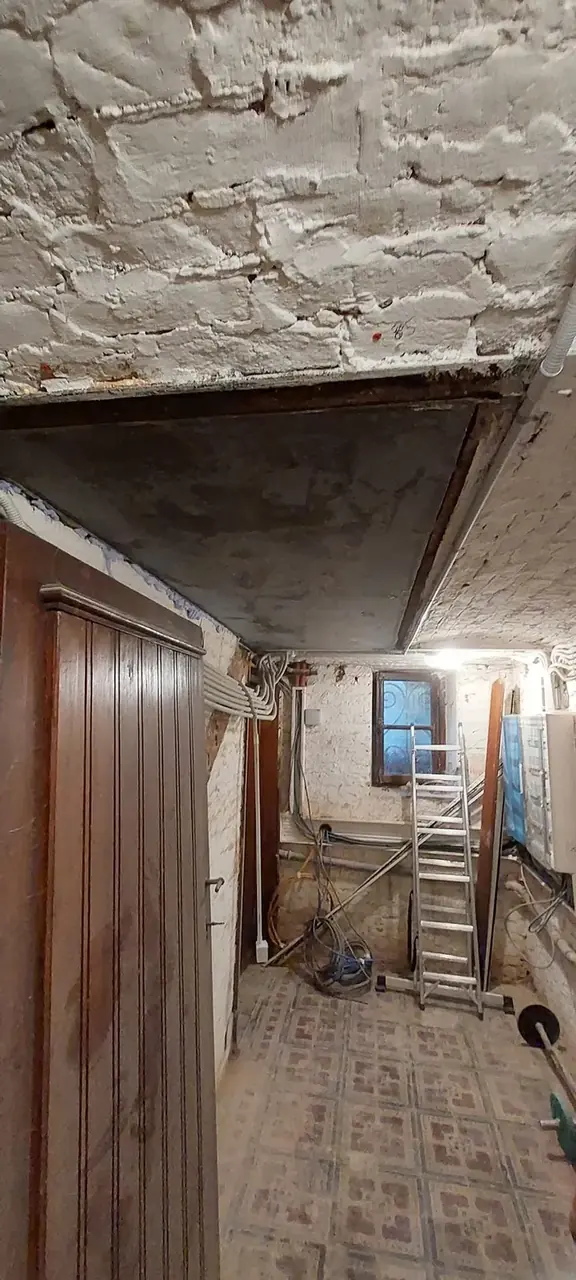 Ouverture dans un plafond au-dessus d'un couloir carrelé
