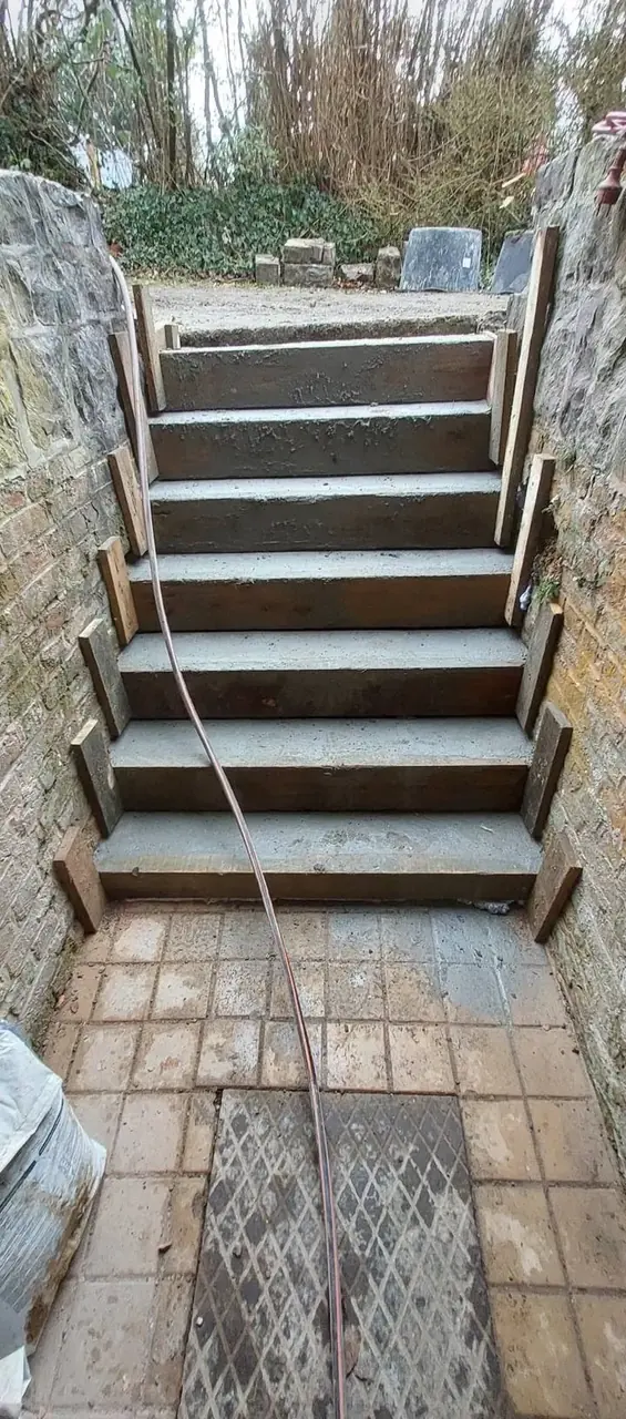 Escalier extérieur de cave en béton avec coffrage