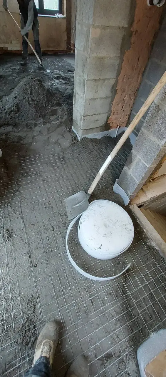 Béton frais et armatures dans le sol d'une pièce