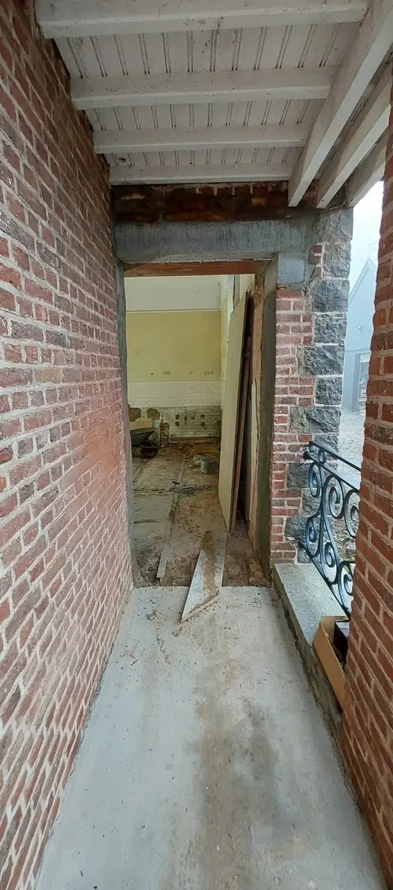 Couloir en briques avec plancher et poutre