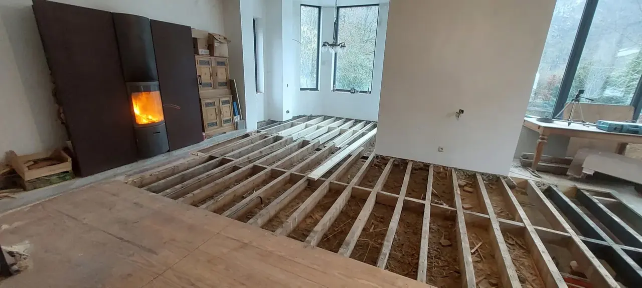 Solives du plancher devant un poêle allumé