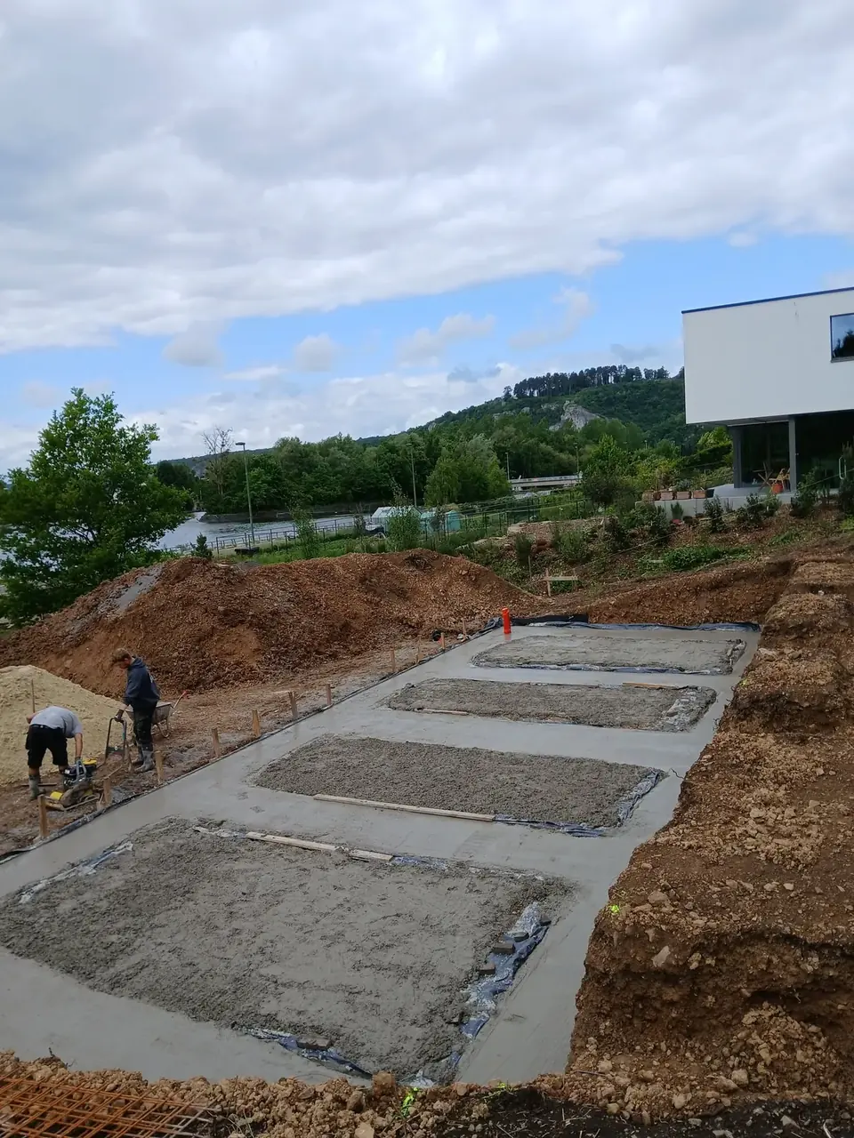 Semelles de fondation coulées sur le terrain en pente