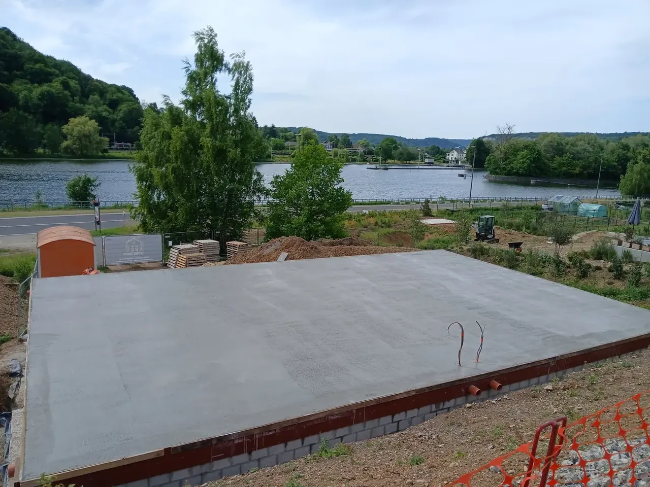 Dalle de fondation en béton, vue sur la Meuse
