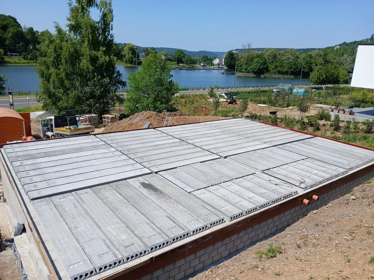 Hourdis posés sur les murs de fondation, vue sur la Meuse
