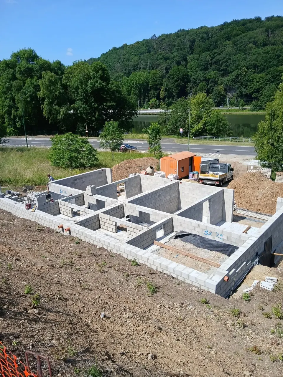 Murs de fondation en blocs et dalle, vue sur la Meuse