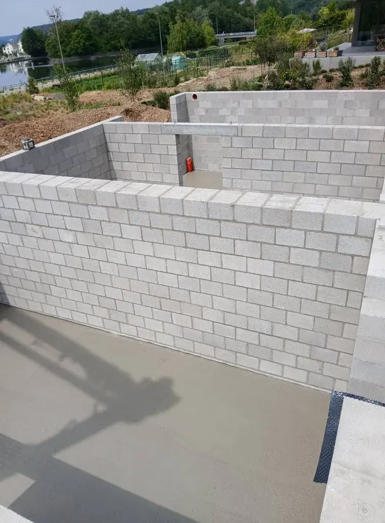 Murs en blocs de la maison, vue sur la vallée