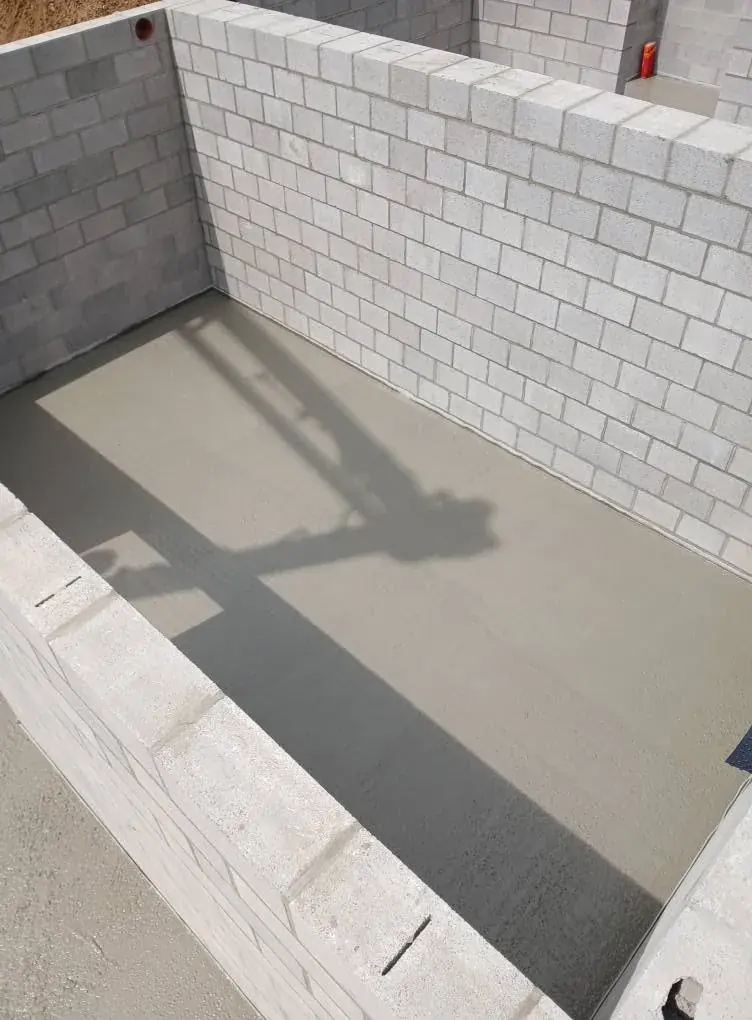 Intérieur d'un mur en blocs avec chape lissée