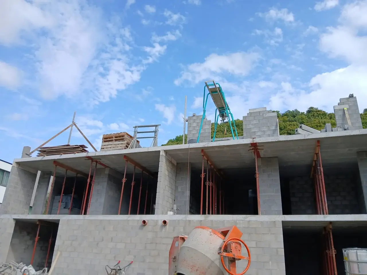 Étage en blocs avec étais et bétonnière