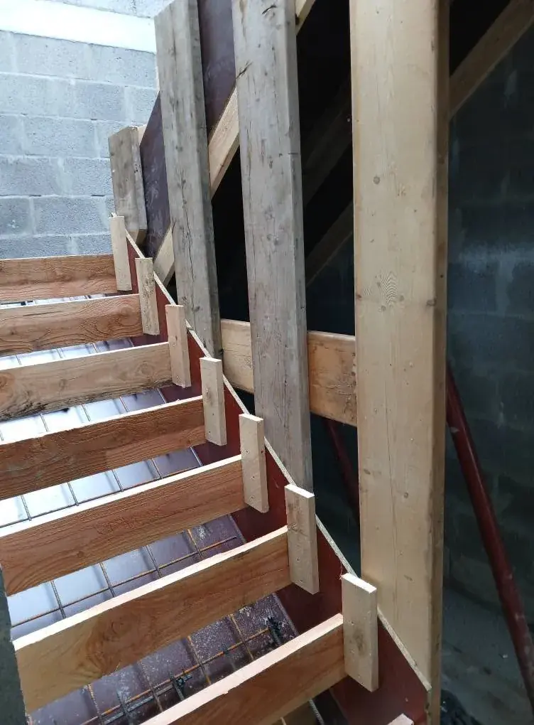 Coffrage en bois d'un escalier avec armatures