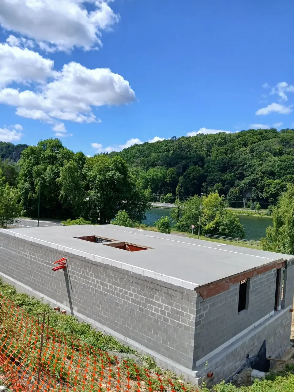 Dalle de couverture sur murs de blocs devant la vallée