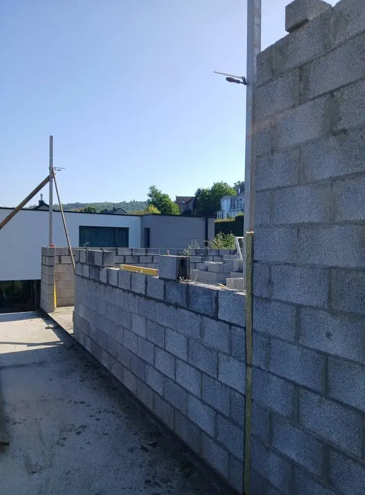 Mur de blocs de grande hauteur devant le coffrage du dessus