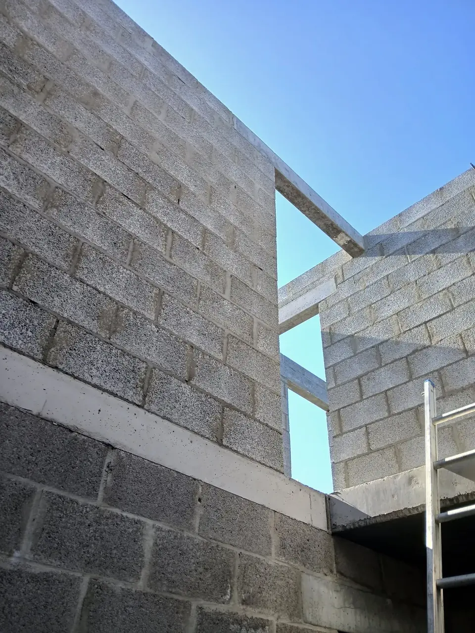 Mur de blocs avec ouverture de fenêtre et échelle