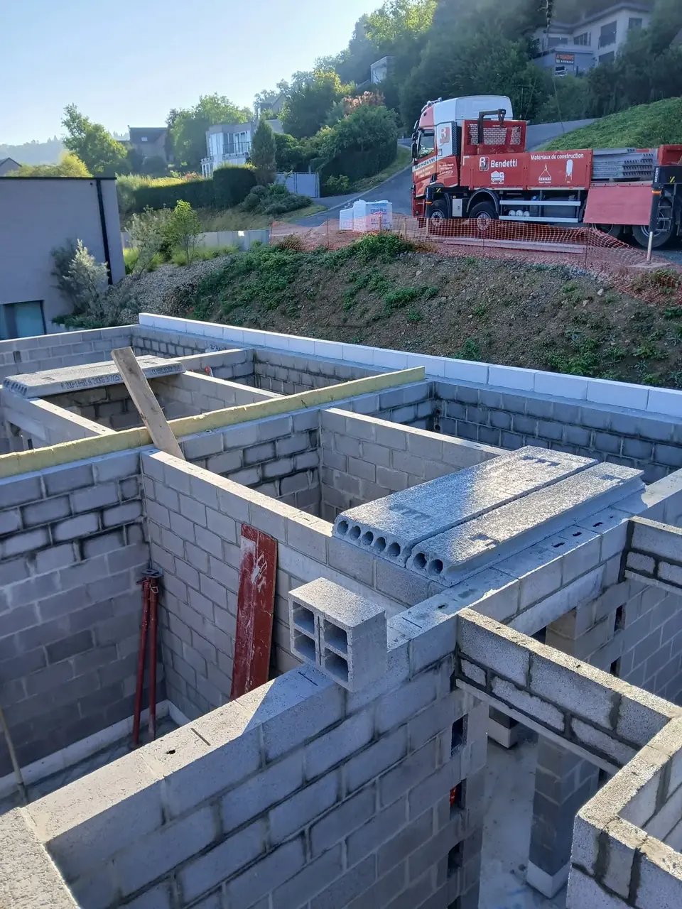 Murs de refend en blocs avec hourdis et camion