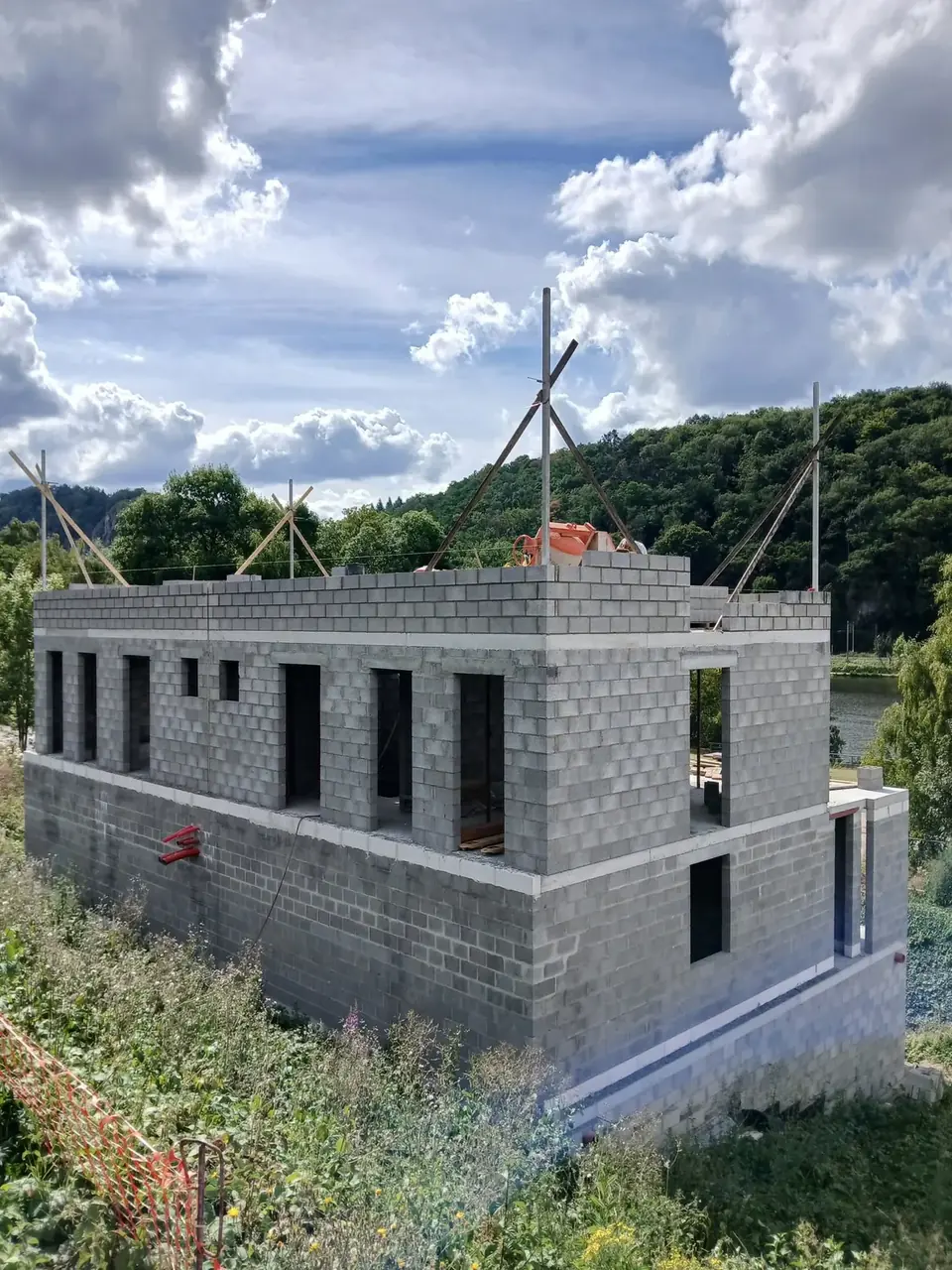 Maison jumelée en blocs avec ouvertures de fenêtres
