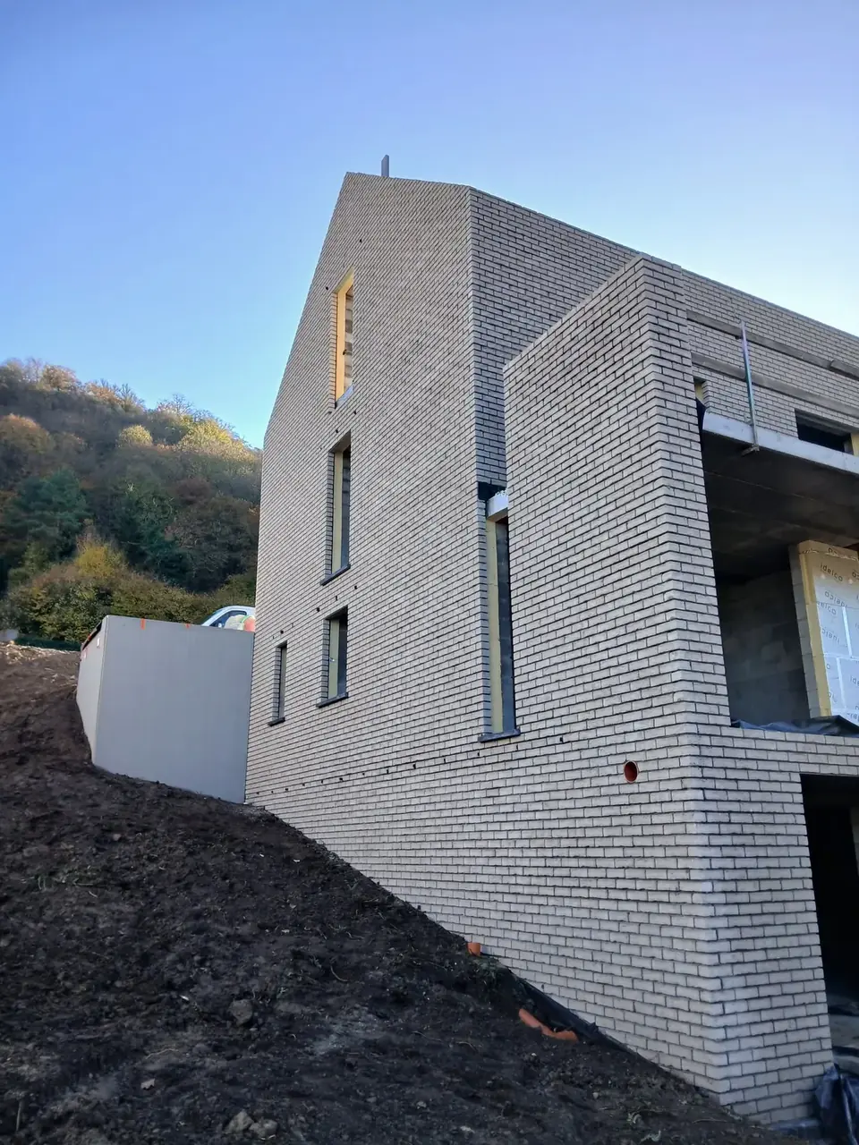 Pignon en briques beige et mur de séparation, vue en contre-plongée