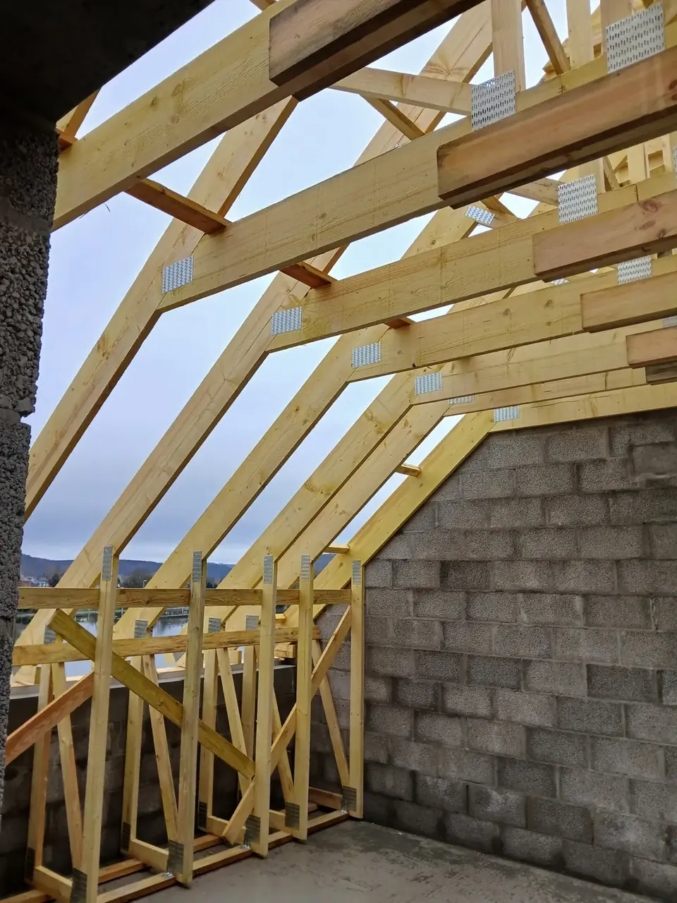 Fermes de charpente en bois neuves